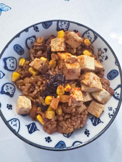 Schüssel mit Reis, Mais und Tofu