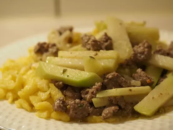 Eine Portion der Hackpfanne mit Kohlrabi und Spätzle