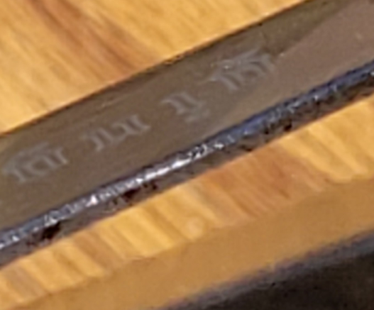 Pitted blade with two surfaces and rounded