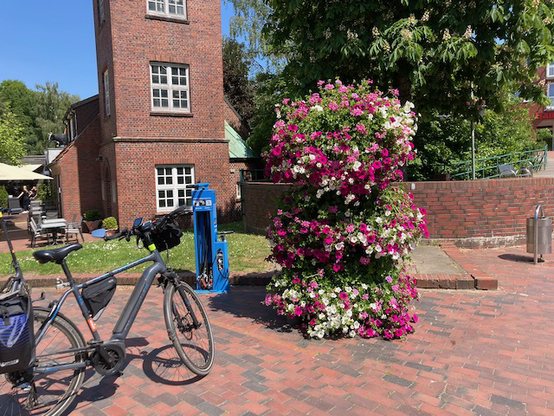 Marktplatz #OHZ - mit Feuerwehrschlauchturm und Fahrrad.
Bild: H. Beuth