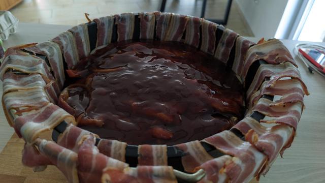 über dem eingeschichteten Fleisch befindet sich nun BBQ-Sauce