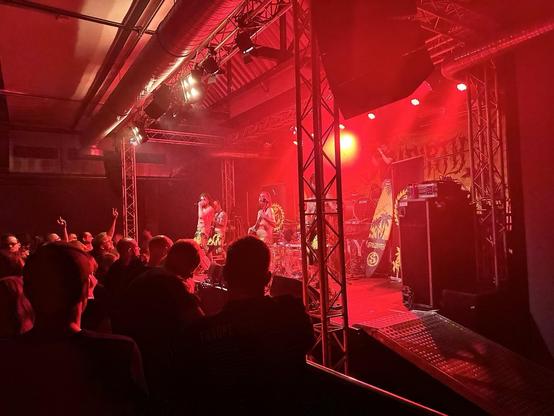 Bühne mit Stillbirth #Hagen, die Band mit ihren geschmackvollen Sufhosen nebst #Surfbrett. :-D