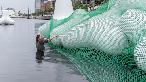 Voller Einsatz: Künstler Abie Franklin bei der Arbeit an der schwimmenden Installation "Bycatch" in der Hörn.
Quelle: Thomas Eisenkrätzer