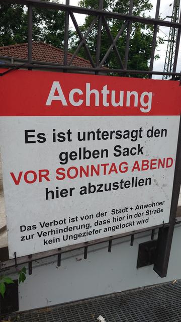 Achtung 

Es ist untersagt den gelben Sack VOR SONNTAG ABEND hier abzustellen.

Das Verbot ist von der Stadt + Anwohner zur Verhinderung, dass hier in der Straße kein Ungeziefer angelockt wird.