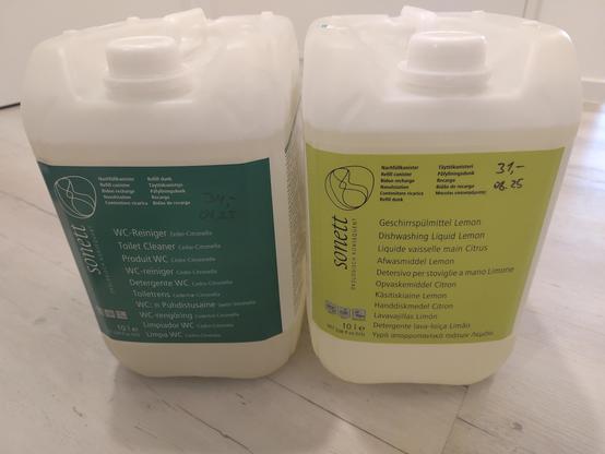 Zwei Zehn-Liter-Gebinde mit WC-Reiniger und Geschirrspülmittel.