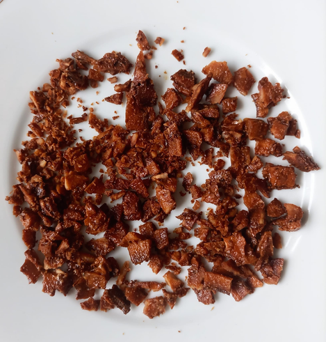 Der tiefbraun geröstete Kokosknusper auf einem Teller