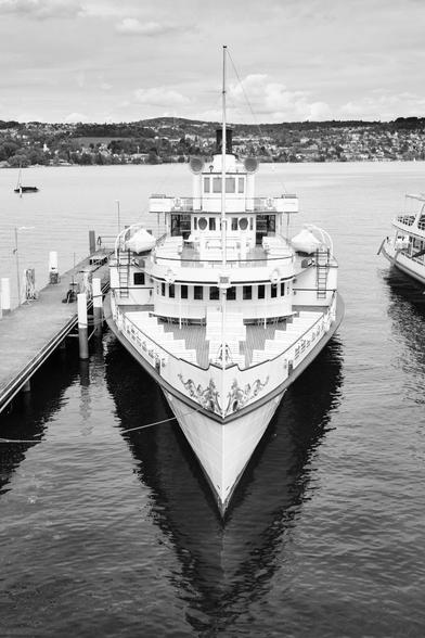 Schwarz-weiß Foto von eine Passagierschiff auf dem Zürichsee; balck and white photo of Passenger ship on the Lake Zurich
