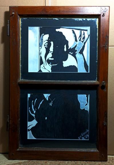 Ein aus einem alten Fensterflügel gefertigtes Kunstobjekt zeigt hinter den beiden Fensterscheiben in Schwarz, Weiß und Grautönen den Schatten einer Person, der das Entsetzen ins Gesicht geschrieben steht. Sie hat Augen und Mund weit aufgerissen und krallt sich von außen mit den Fingern an den Fensterscheiben fest. Das Bild ist zum größten Teil schwarz. Gesicht und Hände erscheinen nur in Teilen als heller graue bis weiße Schatten. Die hinterlegten Gemälde haben beide schwarze Passepartouts.