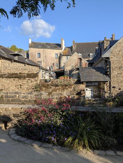 « Pont-Aven, cité des peintres ». À l’entrée de la ville, le ton est donné. La petite cité de caractère situé sur les rives de l’Aven en Finistère jouit d’une réputation internationale sur le plan artistique. Et pour cause : dès le XIXe siècle, la ville a accueilli des colonies de peintres, venus chercher des sujets d’inspiration ainsi qu’un gîte et un couvert bon marché. Avec des noms prestigieux comme Gauguin et Sérusier. Le musée de Pont-Aven leur rend d’ailleurs largement hommage au fil de ses expositions.
Ouest-France (extrait d'article, 2024)