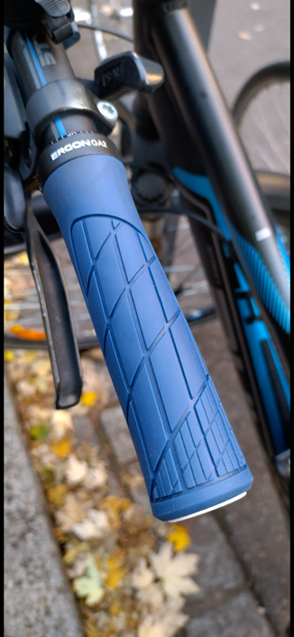 Nahaufnahme eines Fahrrads, blauer Griff der Firma Ergon