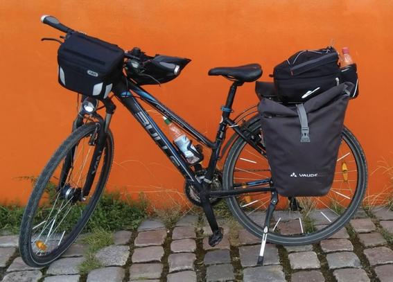 Das im Text beschriebene Fahrrad mit Packtaschen