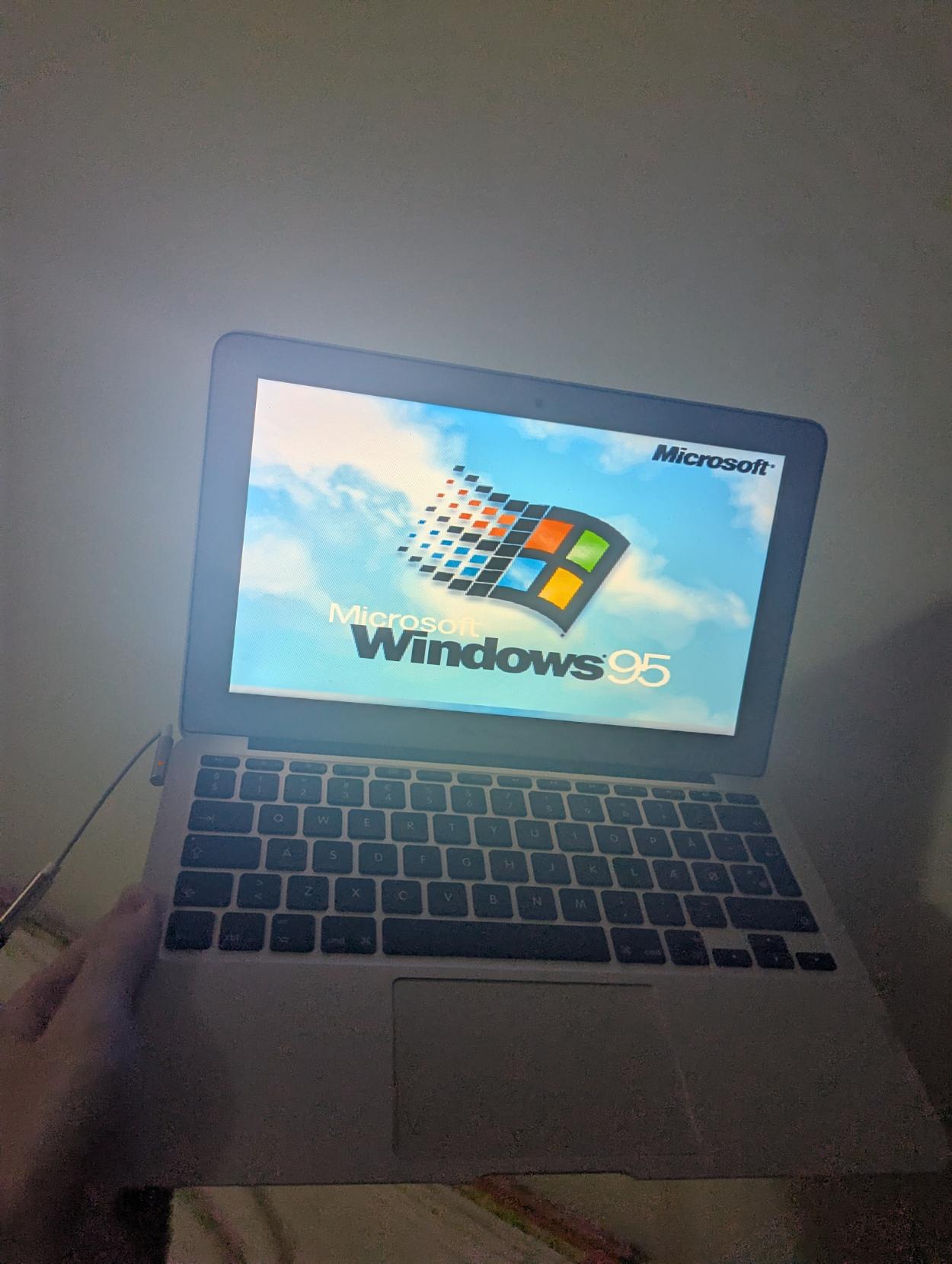 macbook air booting to windows 95