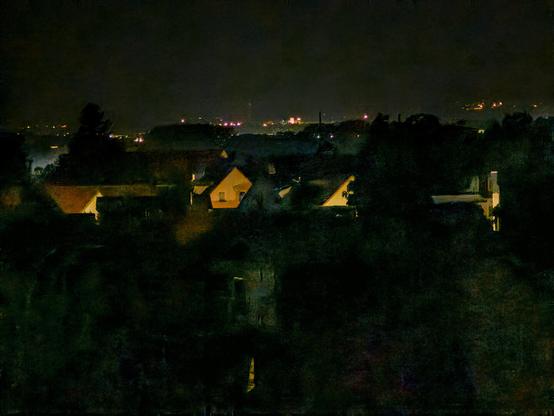 Impressionistisch wirkende nächtliche Stadtlandschaft, aus der einzelne Hüuser und in der Ferne Lichter hervortreten