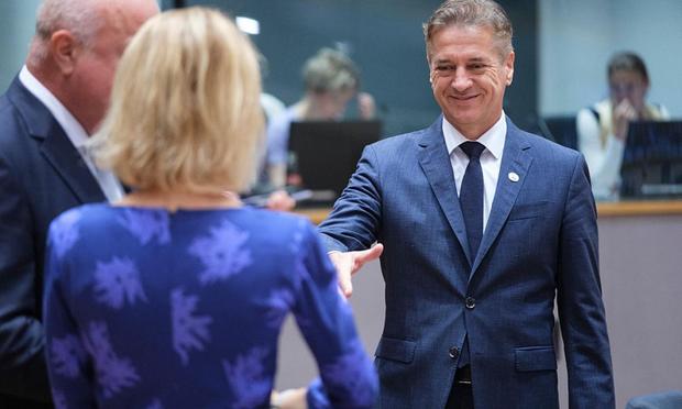 El primer ministro esloveno, Robert Golob, saluda a la alta representante de la Unión para Asuntos Exteriores, Kaja Kallas, en Bruselas. (Thierry Monasse)