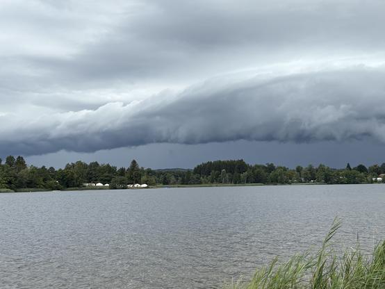 Bild vom Staffelsee mit Blickrichtung Westen, am Himmel ist eine Wolkenwalze zu sehen.