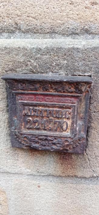 Une plaque indiquant Altitude 221m