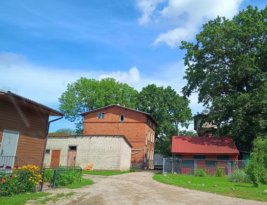 Altes Bahngebäude in Kretinga-Bajorai. Man sieht noch einen alten Wasserturm