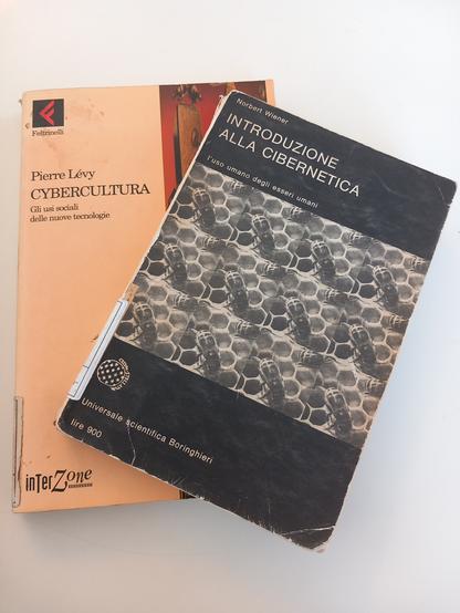 Foto di due vecchi libretti su un tavolo bianco
