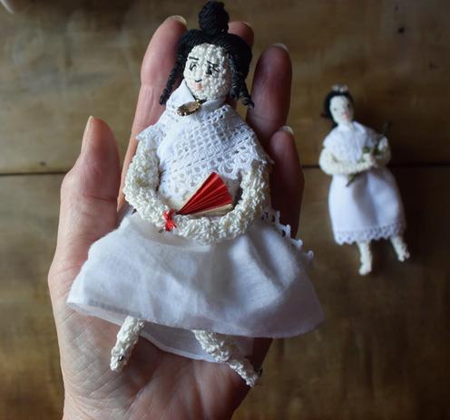 Für Berthe Morisots Korkenzieherlocken erfand ich ein Verfahren mit in Kleister getauchten und um ein Kabel gewickelten Baumwollfäden. Den kleinen Fächer aus Seidenpapier zu falten war eine echte Herausforderung für meine etwas steifen Finger. Das Kleidchen ist aus alten Taschentüchern handgenäht und das goldene Medaillon ist ein alter Ohrring.