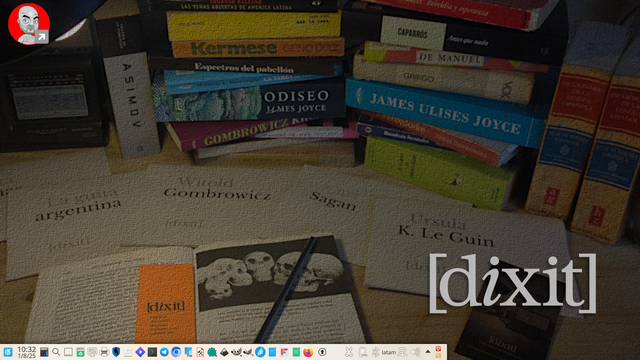 Fondo de escritorio, foto de un escritorio de oficina sobre el que se ven libros apilados y uno abierto que se está leyendo.