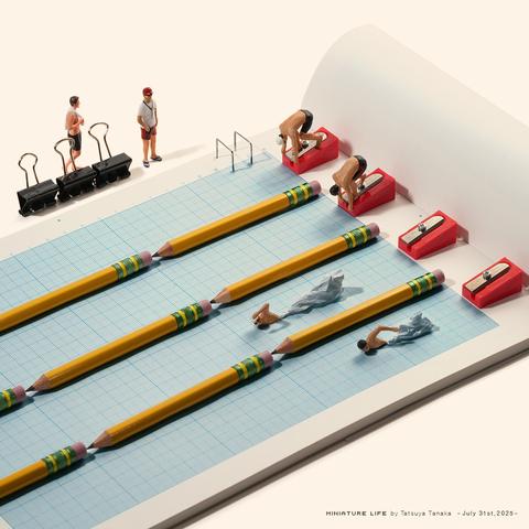 Eine Miniatur, aufgebaut auf einem Notizblock mit türkisblauem, dicht gerasterten Karoaufdruck, der wie ein Schwimmbecken wirkt. Bleistifte trennen die gedachten Bahnen ab, Bleistiftspitzer dienen als Startblöcke, zwei aufrecht stehende Tackerklammern erinnern an das Geländer eines Schwimmbeckeneinstiegs. Sowohl in den Bahnen als auch auf den Startblöcken und am Beckenrand sind Miniaturfiguren zu sehen. Hinter den kraulend Schwimmenden symbolisiert passend zerknautschtes Papier das durch sie aufgewühlte Wasser.