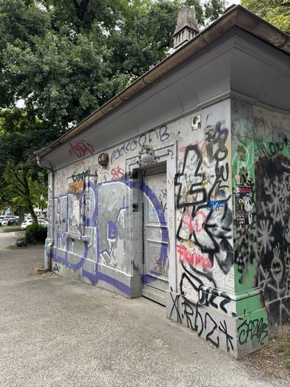 Seitenansicht der Kaiserwache zur #Dreisam hin mit Spiegelkachel