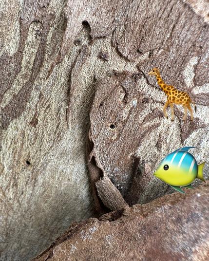 Zufällige Figur auf rindenlosen Baumstamm, Fisch Giraffe?