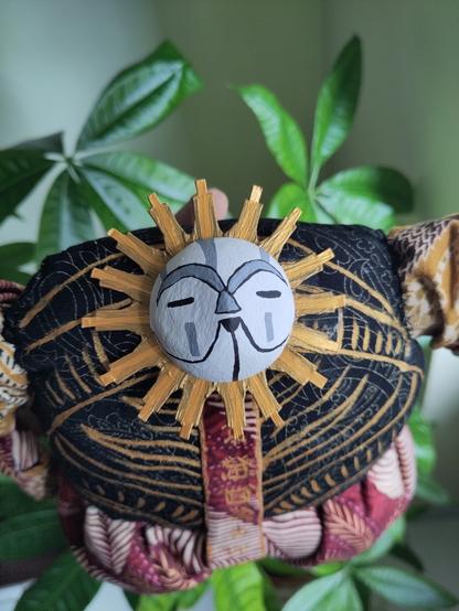 close-up sur le visage, un masque blanc avec une forme étoilée dorée autour