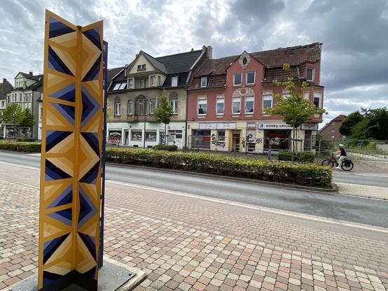 Stele auf der Kunstmeile Selm an der Kreisstraße, Kunst im öffentlichen Raum