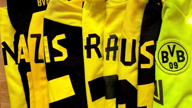 Nazis raus erstellt aus BVB-Trikots. (C) Trooper