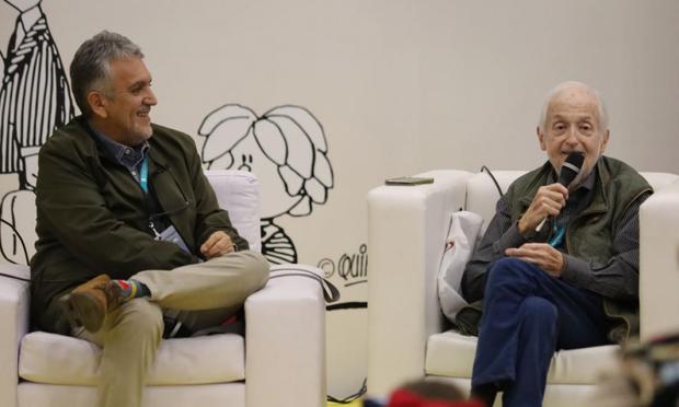 Daniel Divinsky, editor de Mafalda, con el micrófono en la Feria del Libro de Guadalajara (México) en 2023 (Medios y Media)
