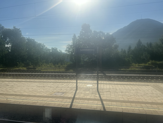 Perón nádraží Semmering s nádražní cedulí