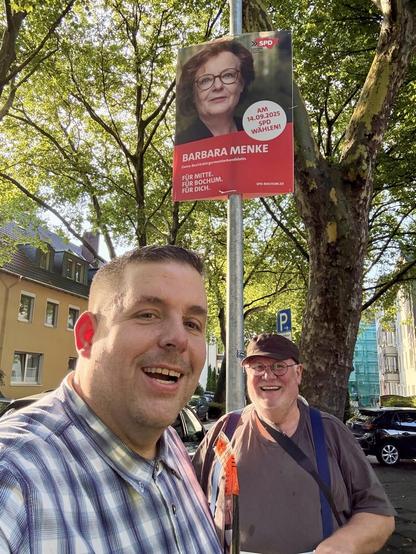 Barbara Menke: Kandidatin der SPD Bochum-Mitte für das Amt der Bezirksbürgermeisterin der Bezirksvertretung Bochum-Mitte - vorne die Plakatierer der SPD Bochum-Ehrenfeld