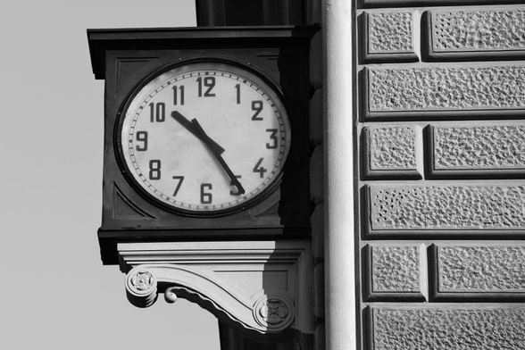 L'orologio della stazione di Bologna fermo alle 10.25.