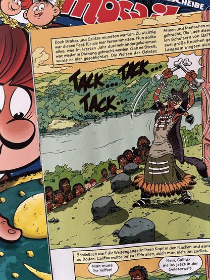 Ausschnittsansicht einer Seite aus dem Mosaik-Comic: Eine Frau in der rekonstruierten Gewandung der Schamanin von Bad Dürrenberg hebt die Arme vor einer Menschenmenge. Im Hintergrund Wald und See, Textgeräusch: Tack … Tack … Tack…