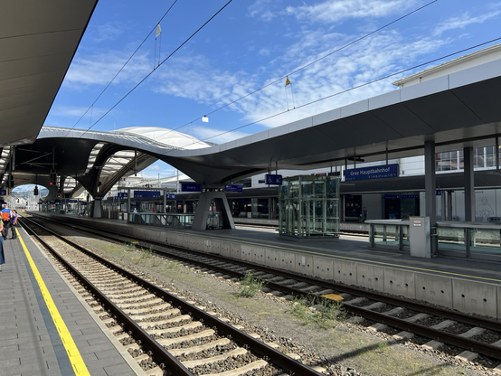 Pohled na kolejiště a peróny nádraží ve Štýrském Hradci (Grazu)