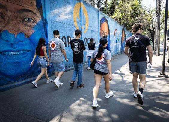 Estudiantes caminan por la calle