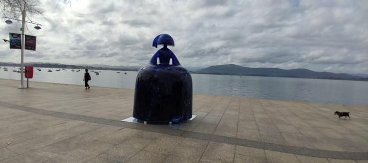 Menina contemplando el mar.