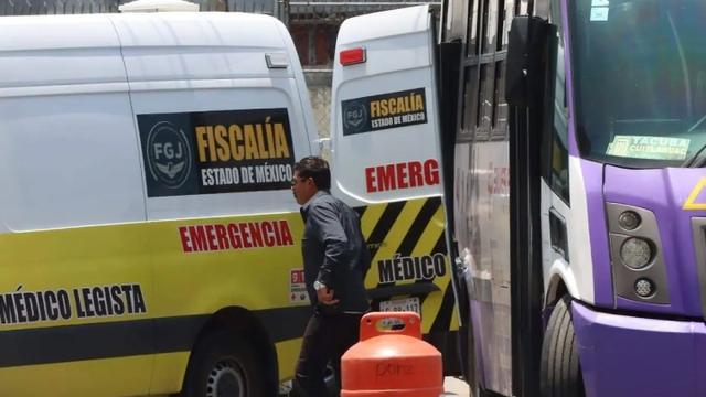 Ambulancia y camión de pasajeros