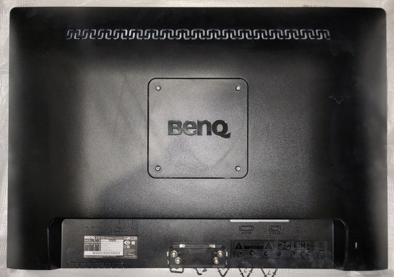 Foto der Rückseite eines BenQ BL2201M-Modells, welches die VESA MIS D-Aufnahme zeigt, die mit der Gehäuserückwand bündig ist.