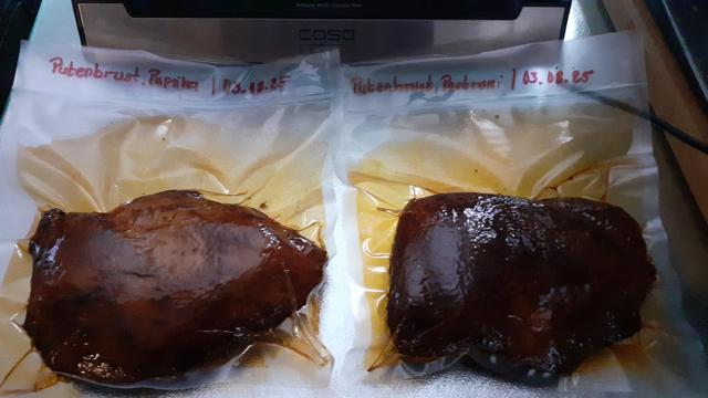 Zwei geräucherte Putenbrüste jeweils einvakuumiert liegen nebeneinander auf einer Glasarbeitsplatte.