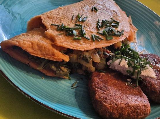 Das beschriebene Essen auf türkiesem Teller