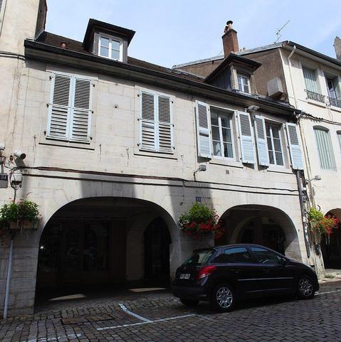 Maison à #LonsleSaunier (#Jura) Construction 4e quart XVIIe siècle, XVIIIe siècle. Façade : inscription par arrêté du 2 décembre 1926.
Suite 👉 https://monumentum.fr/monument-historique/pa00101930/lons-le-saunier-maison
#Patrimoine #MonumentHistorique
Photo CC-BY-SA 4.0 : Chabe01