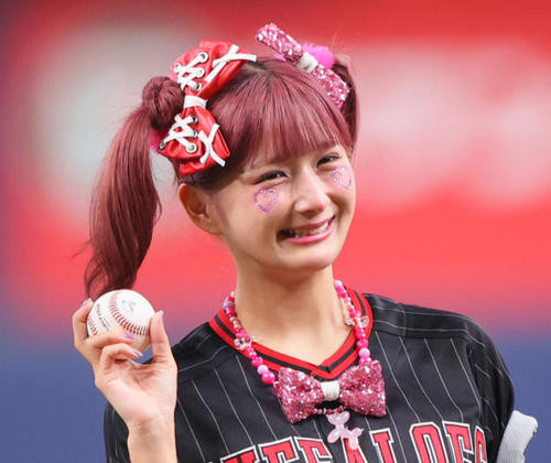 特別始球式でポーズを決めるしなこ（撮影・上山淳一）