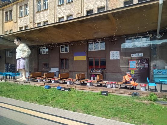 Blick auf die Bahnhofskneipe Gleis 0 in Vilnius. Vorne dran steht eine sehr große Statue von Tony Soprano