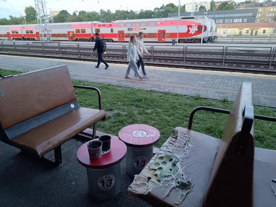 Die großartigen Sitzmöbel im Außenbereich. Alte Sitzbänke aus Nahverkehrszügen