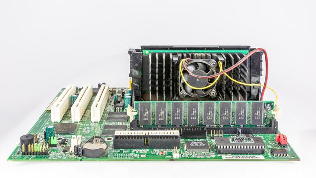 seitlicher Blick auf das Motherboard. In der Mitte ragt die Pentium-III-Einheit als Steckplatine heraus, davor ein Speicherriegel