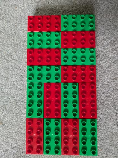 Red-green alternating pattern of Duplo.

Apologies for RG colourblind choice