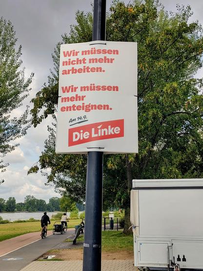 Wahlplakat Die Linke: Text darauf: "Wir müssen nicht mehr arbeiten, wir müssen mehr enteignen."