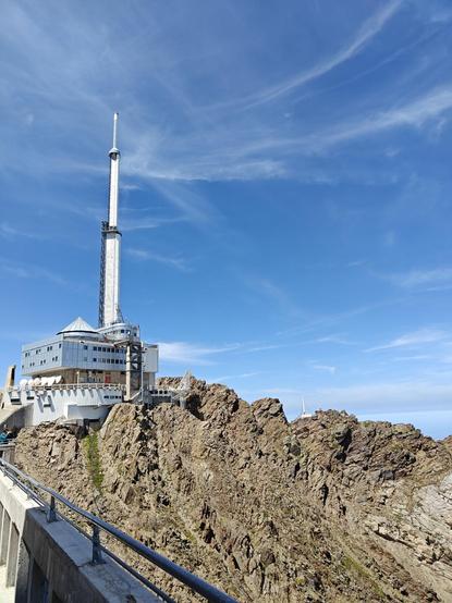 Photo de la grande antenne de l'observatoire du Pic du Midi, vue depuis la terrasse.